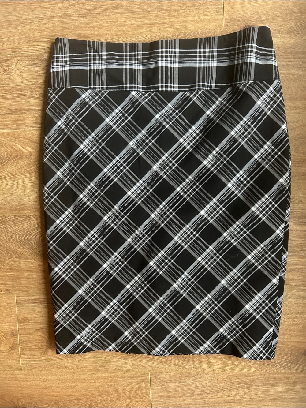 Black & White Plaid Pencil Skirt - Sleek size 6